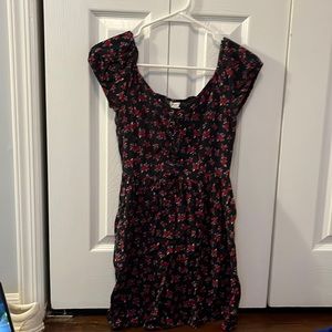 short sleeve dress. black with red roses